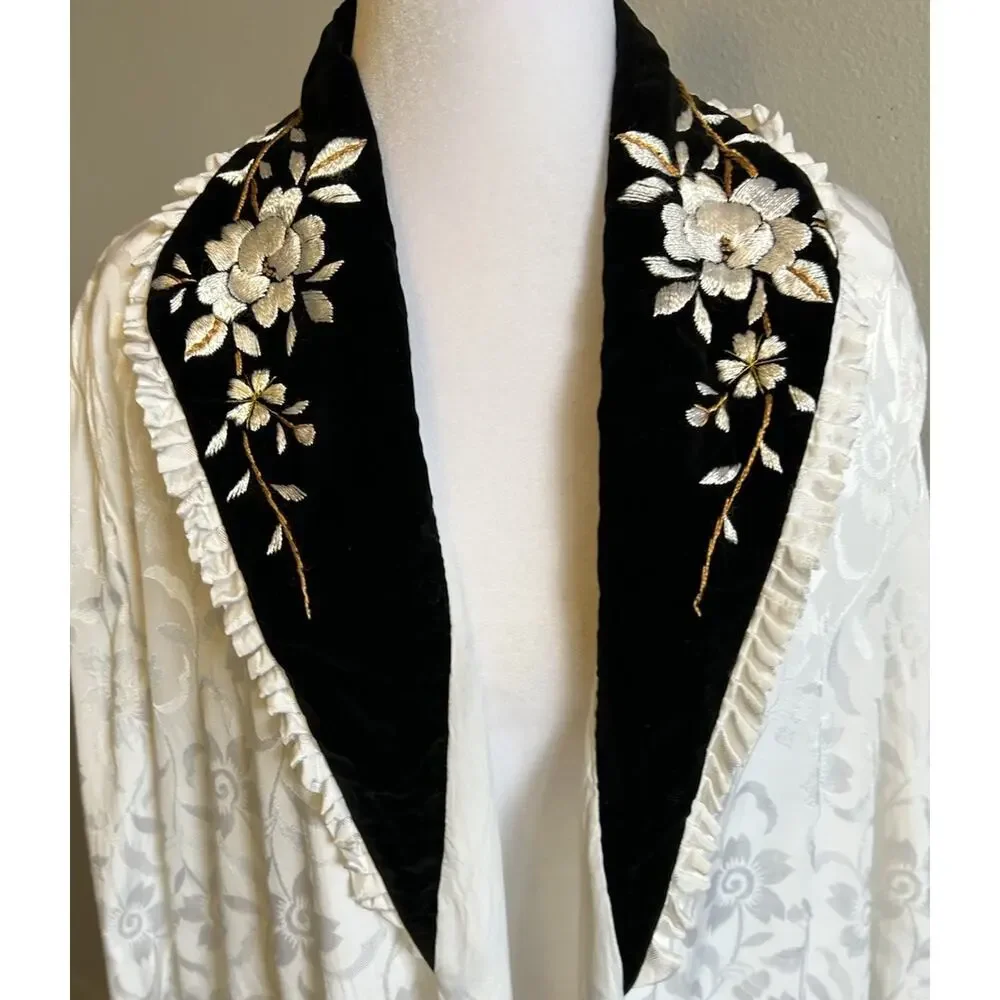 VTG 1950’s White Damask & Velvet Floral Embroidered Robe House Coat Retro Japan
